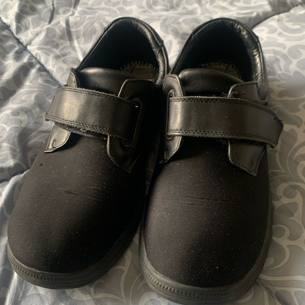Velcro close lightweight shoes